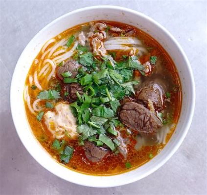  Bún Bò Huế: Một Món Ăn Nóng Hổi Mang Vị Cay Nồng và Thơm Béo Của Nước Dừa!