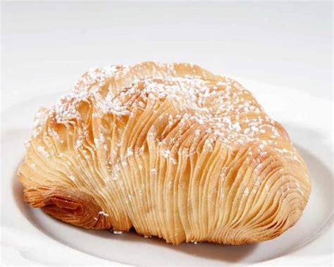  Sfogliatella: Một tuyệt tác giòn tan với vị kem béo ngậy!